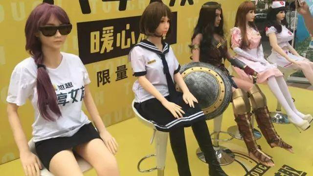高傲的“單身”還是選擇人體硅膠娃娃？